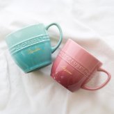 名入れ マグカップ ル・クルーゼ レジェ・マグ ル・クルーゼ ペア セット 大きめ 350ml 耐熱 電子レンジ オーブン 陶器 カップ 食洗機対応 誕生日 結婚祝い 退職祝い 定年 長寿 昇進 お祝い プレゼント ギフト おしゃれ かわいい カップル 夫婦 パートナー 