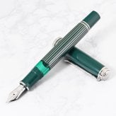 ペリカン Pelikan 万年筆 国内限定500本 スーべレーン メタルストライプグリーン M815 ペン先EF(極細字) 特別生産品 高級筆記具 インク特典有 文房具【スペシャルラッピング660円(別売り)】 送別会 誕生日 お中元 還暦祝い 結婚祝い 結婚式 高級 父の日 母の日 即日発送 クリスマスプレゼント 文房具 成人祝い ビジネス小物 ホワイトデー