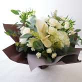 【Like a bouquet】生花のアレンジメント 花束のように見えて華やかな印象があります。新築のお祝いや開店のお祝いなど空間のインテリアのように飾ることができるお祝い花です 送料無料 生花 アレンジメント 誕生日 花 ギフト 送料無料 白 お祝いアレンジメント 御祝 記念日 開店御祝い 自宅用 お供え フラワーギフト 展示会 楽屋花 受付 おしゃれ 母の日 敬老の日 お中元 お歳暮