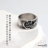 ステンレス 鯉モチーフリング 双魚 指輪 メンズ 和柄 鱗 波模様 立体的 ごつめ 幅広 個性的 ユニーク アクセサリー カジュアル ストリート ロック バイカー 渋い かっこいい 存在感 手元のアクセント 金属アレルギー対応