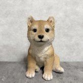 犬の置物 woobia ウービア お座り柴犬 中 笑顔 リアル動物オーナメント 高さ20cm イギリス職人手彩色 縁起物 戌年 守護犬 玄関 リビング 店舗 インテリア 犬好き 新築祝い 開店祝い 出産祝い お祝い ギフト プレゼント かわいい