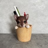 犬の置物 ペン立て woobia ウービア チワワ リアル動物オーナメント 高さ12cm 木目調バケツ ペンスタンド 鉛筆立て イギリス職人手彩色 デスク 書斎 オフィス 在宅ワーク 犬好き 誕生日 退職祝い 就職祝い 記念日 ギフト プレゼント おしゃれ