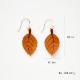 栃木レザー ピアス 【 風に舞う落ち葉 】 本革 フックピアス サージカルステンレス
