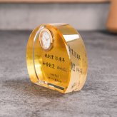  結婚祝 周記念 誕生祝 開店祝 退職祝 還暦記念 クリスタル時計 金箔加工DTH-3 名入れ無料　