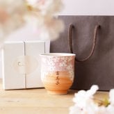 【 送料無料 】【 名入れ 美濃焼 花舞う 湯呑み 】湯のみ 湯呑 湯飲み ゆのみ 和食器 おしゃれ かわいい 名前入り 名入り ギフト 誕生日 プレゼント 父 旦那 夫 祖父 母 祖母 男性 女性 退職祝い 還暦祝い 古希祝い 長寿祝い 記念品 贈り物 おすすめ お祝い 