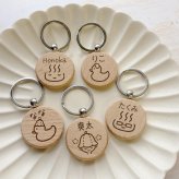 【お風呂シリーズ】お名前キーホルダー ＋150円で裏面彫刻OK！木製ネームタグ｜名入れ 文字入れ 彫刻 刻印 メッセージ 一言 記念品 席札 結婚式 プレゼント プチギフト サウナ 温泉 銭湯 レトロ ととのう 温泉マーク アヒル
