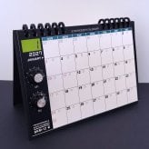【2027カレンダー】シンセカレンダー SKM-12  シンセ卓上・ツマミマグネット付き