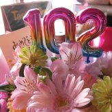101歳 お祝い フラワーアレンジメント 百寿 ご希望数字入り 誕生日 デザイナーにおまかせ 生花使用 おじいちゃん おばあちゃん 
