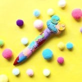 １つでたくさんの色がかける クレヨン 知育玩具 誕生日プレゼント 出産祝い 名前入り おえかき ギフト はじめてのおえかき 名入れ スティッククレヨン こども 世界にひとつ カラフル