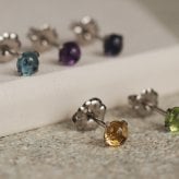【2個で送料無料】 セカンドピアス チタン つけっぱなし 純チタン 天然石 カボション 4mm 金属アレルギー 日本製 ポスト 軸太0.75mm 長さ10mm 医療用 おすすめ かわいい シンプル 小さめ ミニ 極小 人気 メンズ レディース プレゼント