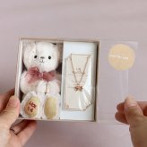 誕生日プレゼント 女性 ネックレス 【ふわふわベアキーホルダー リボンネックレス】 女の子 彼女 友達 誕生日入り マスコット キーホルダー くま 小学生 中学生 高校生 娘 孫 母 可愛い おしゃれ ぬいぐるみ テディベア 10代 20代 二十歳 リボン ピンクゴールド シンプル アクセサリー 恋人 妻 子供 FUUリボンネックレスギフト [記念日入り]  80302