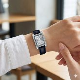 CASIO カシオ レディース 腕時計 レザーベルト ブラック シルバー スクエア 小さめ 収納ケース付き 女性 かわいい 上品 海外モデル プレゼント ギフト 誕生日 就職祝い 退職 還暦 成人 卒業 入学