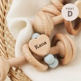 【SALE ￥1980→￥1480】【名入れ刻印無料】木製ガラガラ（ハート）4カラー 歯固め 歯固めリング 木製 名入れ ベビー 木製玩具 出産祝い ベビー用品 2 ヶ月 0歳 1歳 おしゃぶり ファーストトイ 歯茎マッサージ プレゼント ギフト ベビーラトル 月齢【ポスト投函】