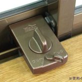 サッシ用 補助錠 窓 防犯 鍵 ハイパワー戸じまりくん アンバー 窓用鍵 後付け ロック 換気 隙間調整 侵入防止 防犯対策 グッズ 窓の鍵 補助ロック 泥棒対策 簡単設置