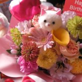 ネコ ねこ 猫入り フラワーアレンジメント 誕生日 デザイナーにおまかせ 生花使用 
