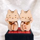 ちょこっと招き猫　　国産紀州熊野ひのき使用 木製 コンパクト 省スペース インテリア ナチュラル 可愛い プレゼント ギフト 正月 開店祝い 御礼 ねこ ネコ