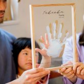 【送料無料 / 発送前にサンプル作成で安心】親子手形アート〈 等身大 サイズ！写真を送るだけ 〉 1歳 手形アート 家族 手形 記念 アート ファミリー アクリル クリアボード 誕生日 ファーストバースデー Hand Boad メモリアルグッズ 赤ちゃん 名前入り プレゼント 子供 親子 兄弟 姉妹 ベビー 孫 名入れ ギフト