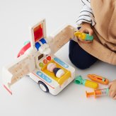 誕生日プレゼント Hola Toys オラトイズ 音がいっぱい 自分で走る きゅうきゅうしゃ 救急車 おもちゃ はたらく車 働く車 乗り物 サイレン 音が鳴る 音楽 ごっこ遊び お医者さんごっこ 人形付き ストレッチャー 体温計 注射器 知育玩具 男の子 女の子 お祝い ギフト