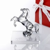 Baccarat バカラ いななく馬 20.1cm・当店オリジナル クリスタルガラス台座 20×20cm セット 名入れ彫刻代込み 名入れ 名前入り 彫刻 刻印 ギフト 記念品 誕生日 受賞 祝い 法人 開店 周年 高級 ブランド 置物 オーナメント 2026 午 クリスタル