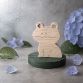 雨降りカエルの木製オブジェ｜国産ヒノキ｜葉っぱの台座付き｜梅雨・雨の日のインテリア｜ハンドメイド