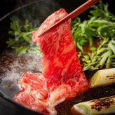 送料無料 北海道産地直送 トヨニシファーム 豊西牛肩ロースすき焼き用350g  ※ご注文後約7～10日前後での発送となります。沖縄・離島へは別途配送料が発生いたします お取り寄せグルメ スイーツ