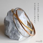 ステンレス トリニティバングル 3連 レディース アクセサリー 三色カラー シルバー ゴールド ローズゴールド 細身 クロス 交差 重ね付け風 上品 華やか 大人 きれいめ 手元コーデ 女性用 腕輪 ジュエリー デイリー おしゃれ