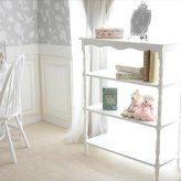 ３段シェルフ かわいい キャビネット かご収納付き チェスト アンティーク風 オープンシェルフ フレンチシリーズ ３段チェスト 輸入家具 木製 ホワイト 白家具 ロココ調 姫系 姫家具 猫足 アンティーク リボン フレンチカントリー