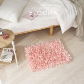 ひらひらパイルのシャギーマット Blooma（ブルーマ） 約40×60cm ポリエステル お部屋をふわりと彩るシャギーマット やさしいカラーで空間を明るく上品にまとめ 置くだけで“大人かわいい”雰囲気に整います 幅広パイルとツイストパイルを織り交ぜた