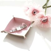 【ジュエリートレー】父の日 母の日 誕生日 名入れ ギフト プレゼント クリスマス 日本製 ホワイトデー バレンタイン 結婚記念日 記念日 結婚祝い 就職祝い 入学祝い 卒業祝い 退職祝い 還暦祝い 出産祝い お返し お礼 お祝い 御祝い 新生活 成人祝い 昇進祝い 送別会 贈り物 女性 男性 彼女 妻 送料無料 友達 20代 30代 40代 50代 彼氏 人気 おしゃれ 本革 ポーチ