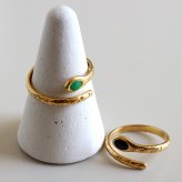 ステンレス スネークリング 2カラー ワンポイント 緑 黒 18KGP ゴールド gold 槌目 オープンリング フリーサイズ レディース 女性 指輪 金属アレルギー対応