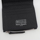 メゾン マルジェラ　Maison Margiela　二つ折り財布　SA1UI0023 P4455 T8103　ブラック　グレインレザー　4ステッチ フリップフラップ ウォレット　コンパクト財布　ミニウォレット