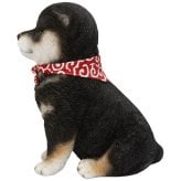 置物 woobia ウービア 黒柴 お座り黒豆柴犬 中 高さ19.5cm 赤い唐草スカーフ 柴犬 豆柴 リアル 本物そっくり イギリス生まれ 職人手彩色 縁起物 戌年 玄関 インテリア 新築祝い 引っ越し祝い 開店祝い 出産祝い 誕生日 お祝い ギフト プレゼント 犬好き 柴犬好き