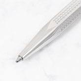 【純正包装無料】カランダッシュ CARAN DACHE ボールペン エクリドール ハニカム プレフレッシャーズ2026限定 ギフト 油性 シルバー 0890 626 高級 筆記具 送別会 誕生日 お中元 還暦祝い 結婚祝い 結婚式 高級 文房具 即日発送 ビジネス小物 バレンタイン【スペシャルラッピング660円(別売り)】 ホワイトデー