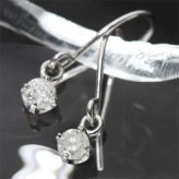 ピアス レディース K18 ホワイトゴールド 0.1ct ダイヤモンド フックピアス 18金 ダイヤ 揺れる 宝石 記念日 誕生日 プレゼント 女性 彼女 妻 贈り物 華奢 上品 ギフト