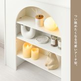 収納家具 ラック マントルピース 可動棚 コード穴付き 幅60cm 高さ80cm 奥行スリム 高さ調節 収納 小物 ディスプレイ 収納力 リビング収納 壁炉台 置くだけ おしゃれ 可愛い アーチ型 ワンルーム 一人暮らし ホワイト 完成品