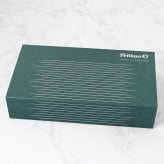 ペリカン Pelikan 万年筆 国内限定500本 スーべレーン メタルストライプグリーン M815 ペン先EF(極細字) 特別生産品 高級筆記具 インク特典有 文房具【スペシャルラッピング660円(別売り)】 送別会 誕生日 お中元 還暦祝い 結婚祝い 結婚式 高級 父の日 母の日 即日発送 クリスマスプレゼント 文房具 成人祝い ビジネス小物 ホワイトデー
