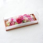 プリザーブドフラワーアレンジメント 【ウッドプレートのケーキ】　 華やかで落ち着きのある色彩のグラデーション　ケースに入ったケーキのようです。プリザーブドフラワー 誕生日 花 プレゼント お祝い グリーン 和 ギフト メッセージ 送料無料  プレゼント おしゃれ リビング インテリア 枯れない花 土日発送 母の日 敬老の日 お中元 お歳暮