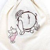 ディズニー プー Winnie The POOH Pooh Series 巾着バッグ バッグ 通勤 通学 巾着 刺繍 イエロー グッズ