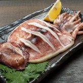 【送料無料・お手軽ギフト】訳あり 国産 スルメイカ一夜干し 800g (4〜7枚入) 小さめ サイズ不揃い 破れ スミや腑によるシミあり（烏賊 お年賀 敬老の日 お中元 お歳暮 プレゼント グルメ 贈り物 母の日 父の日 御祝 内祝い 景品 コンペ ご褒美 誕生日 お祝い 出産祝い 結婚 男 女 友達 新築 引越 送別会 定年 退職祝い 還暦 喜寿 海鮮 おつまみ コスパ）[[訳ありいか一夜干し]