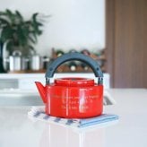 名入れ やかん フラットケトル レッド 琺瑯 ホウロウ 2.3 ガス IH 両対応 茶こし ラッピング ギフトバッグ プレゼント 父の日 母の日 誕生日 夫婦 結婚祝い 敬老の日 新築祝い