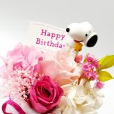 【公式ライセンス商品】送料込み スヌーピーローズアレンジHUG・Happy Birthday【プリザーブドフラワー フラワーアレンジメント カップ 花 お花 キャラ スヌーピー 雑貨 インテリア プレゼント ギフト 母の日　誕生日 記念日 お祝い】