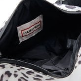 HUNTER ハンター ORIGINAL WOMENS SNOW LEOPARD SLING BAG ショルダーバッグ レディース スリングバッグ クロスボディバッグ 斜めがけ ヒョウ柄 レオパード スノーレオパード グレー ブラック HXRU0020262LD