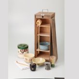 焼桐短冊揃 冬茶碗・夏茶碗・建水・水指・蓋置：陶器、茶筅・茶杓・柄杓：竹、棗：ABS樹脂、茶巾：片麻、短冊：桐 冬茶碗・建水・蓋置：美濃焼、夏茶碗・水指：瀬戸焼、茶筅：中国製、その他：国産 やきものの里から、暮らしを贈ります。　ギフト 食器 セット テーブルウェア