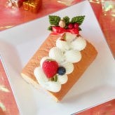 「 ハッピー クリスマス ロールケーキ 」 ワンちゃんもネコちゃんも飼い主さんも食べられる 美味しく贅沢なグルテンフリーケーキ ペットも飼い主様も大好きなケーキ♪ 家族みんなで美味しい贅沢をお楽しみください。はなとしっぽ初の人用ケーキコラボ商品！