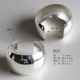 甲丸 ワイドバングル 2カラー レディース ブレスレット 幅広 ボリューム ドーム シンプル 艶やか 曲線 存在感 手首 アクセサリー 大人 上品 モード カジュアル きれいめ ファッション コーディネート ワンポイント おしゃれ