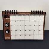 【2027カレンダー】シンセカレンダー SKM-12  シンセ卓上・ツマミマグネット付き