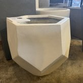 植木鉢 おしゃれ 大型 Mサイズ 幅48cm 高さ43cm 鉢カバー KONTON コントン ヘクサ 多面体プランター 六角形 四角 変形 ファイバーセメント セメント 屋外 室内 高級 北欧 モダン ナチュラル 観葉植物用 シンボルツリー サボテン 多肉植物 特大 玄関 プランター 白 グレー