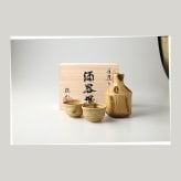 桂山作 手造り黄瀬戸酒器揃 陶器 美濃焼 やきものの里から、暮らしを贈ります。　ギフト 食器 セット テーブルウェア