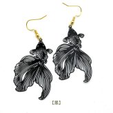 金魚 ピアス 小 黒  赤 フックピアス 金属アレルギー対応 ステンレス 琉金 風水 夏 祭 浴衣 着物 モチーフ かわいい おしゃれ ユニーク アクセサリー 個性 片耳 1個