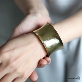 内反り ワイド つや消し バングル 2カラー レディース ブレスレット 幅広 大ぶり シンプル マット 曲線 立体的 存在感 手元 アクセサリー 大人 上品 モード きれいめ カジュアル おしゃれ コーディネート モダン 装い